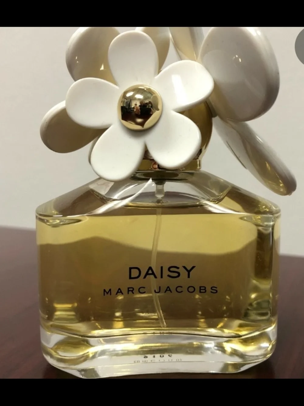 Marc Jacobs Daisy Perfume Bottle - White & Gold Accents - Picture 3 of 3